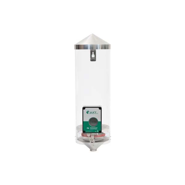 Hoher, zylindrischer Futterautomat aus transparentem Material mit silbernem, konischem Deckel und Trichter unten. Innen grüne Steuereinheit mit digitaler Zeitanzeige "10:58" und AXT electronic Logo. Wandmontage, 10 Liter.