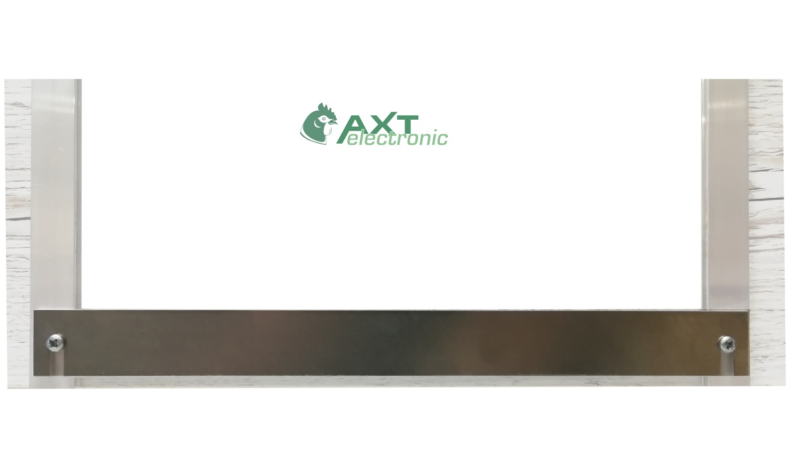 Glänzende, dunkelgraue Aluminium-Schutzschiene, horizontal mit zwei Schrauben befestigt. Zwischen den vertikalen Führungsschienen eines Geflügelhausschiebers platziert, dient sie als Marderschutz und verhindert das Aufdrücken des Schiebers.