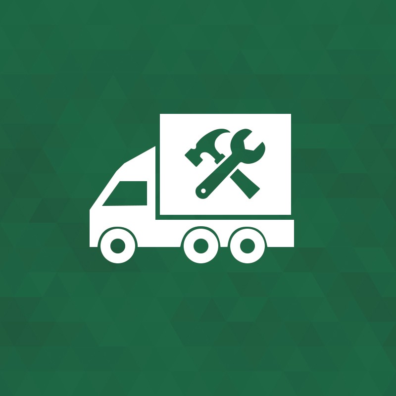 Weißes LKW-Symbol auf dunkelgrünem Hintergrund mit Dreiecksmuster. Im Laderaum zeigt eine weiße Grafik Hammer und Schraubenschlüssel überkreuzt. Symbol für mobilen Reparaturservice oder Werkzeugtransport.