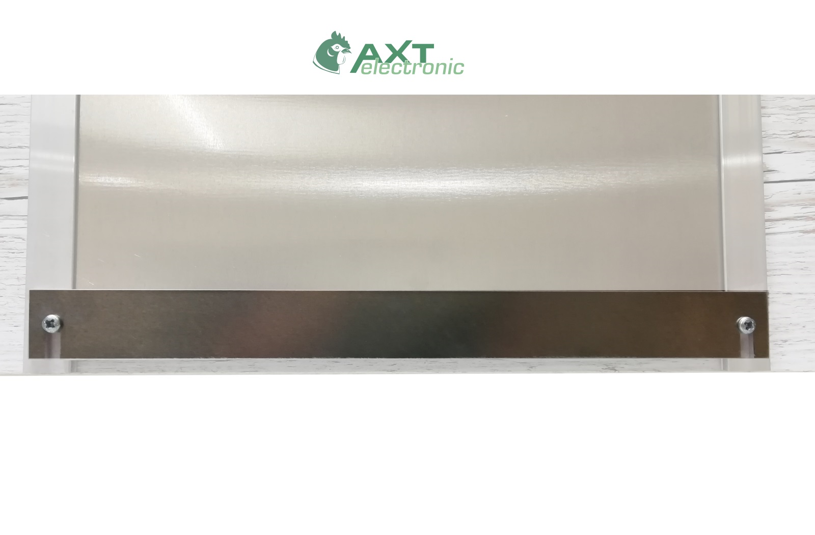 Nahaufnahme einer robusten, horizontal montierten Aluminium-Schutzschiene, mit zwei silbernen Schrauben befestigt. Die leicht gebürstete Oberfläche reflektiert sanft das Licht. Zubehör für Geflügelhausschieber, erhöht die Sicherheit.