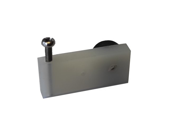 Ein rechteckiger, durchscheinend weißer Kunststoffblock als Ersatzteil für einen Endschalter. An einem Ende steckt teils eine silberne M2x16 Schraube. Am anderen ist ein runder, schwarzer Magnet integriert.