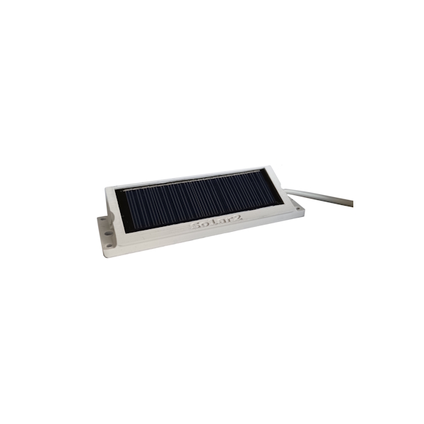 Kleines, rechteckiges Solarpanel mit dunkler, streifiger Zelloberfläche, schmaler weißer Rahmen. Links am Rahmen zwei Befestigungslöcher. Rechts ragt ein graues Kabel heraus. Schriftzug "Solar2" schwach erkennbar.