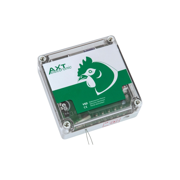 Quadratisches transparentes Kunststoffgehäuse mit grüner Etikette: Logo „AXT electronic“ und weißes Hühnerkopf-Profil. Darunter „Elektronischer Pförtner“/„Electronic doorkeeper“. Innen grüne Leiterplatte; unten ragt dünner schwarzer Draht heraus.