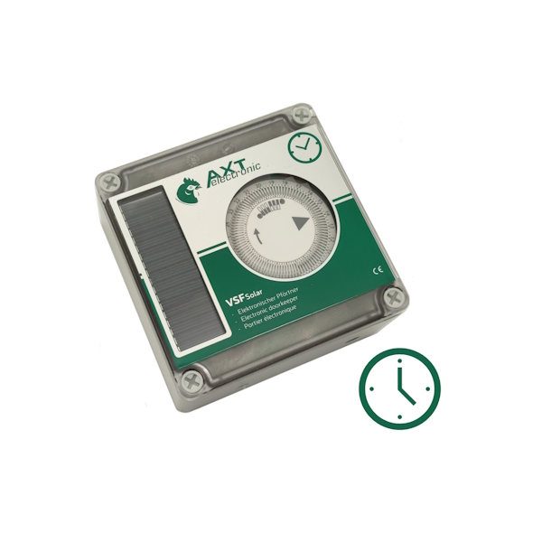 Quadratisches elektronisches Gerät mit transparenter Abdeckung, weiß-grüner Beschriftung „AXT electronic VSF Solar Elektronischer Pförtner“. Links Solarpanel, rundes Zeitwahlrad mit Stunden und Schaltsegmenten. 4 Eckschrauben, grünes Uhrsymbol.