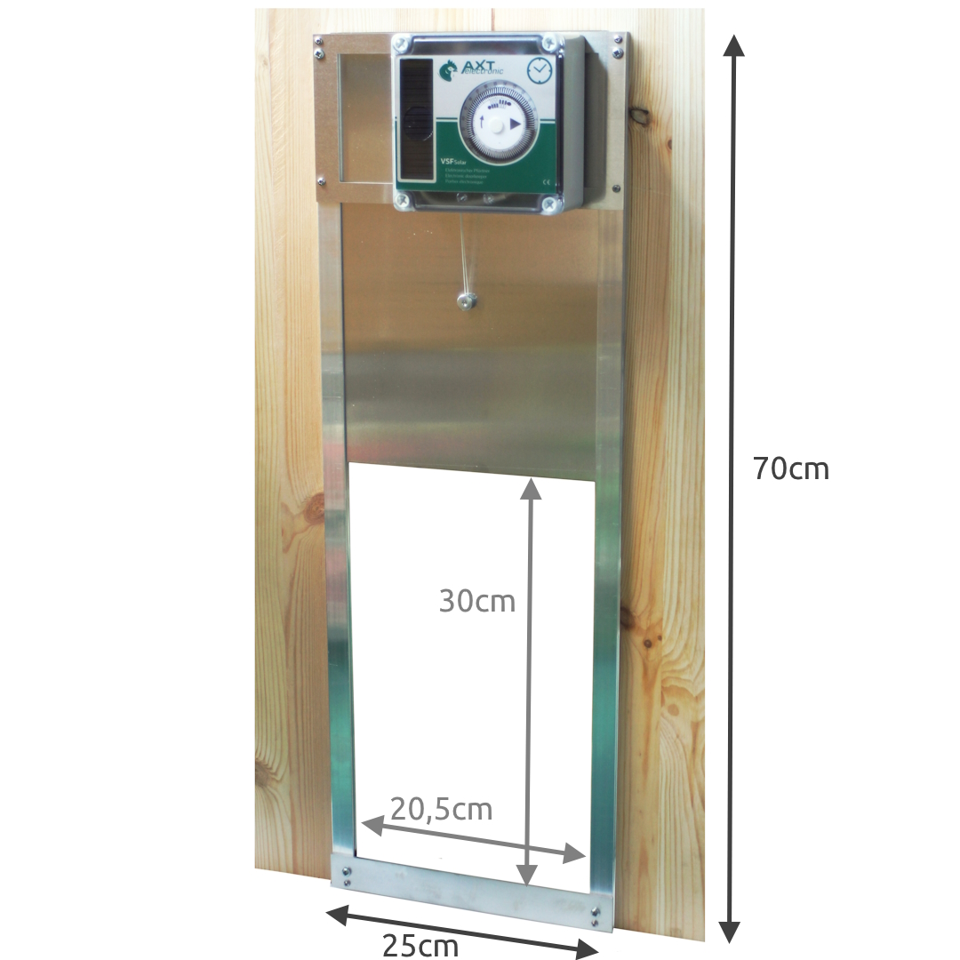 Vormontierte automatische Hühnerklappe aus gebürstetem Metall auf Holz. Oben Steuerungseinheit mit AXT-Electronic Logo und Zeitschaltuhr „VSF Solar“. Klappe 70×25 cm, Öffnung teils offen: 30×20,5 cm.