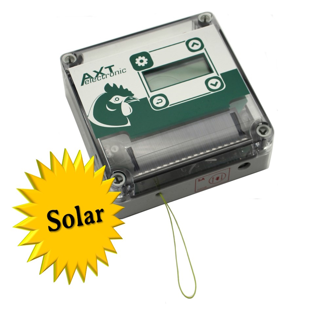 Elektronisches Steuergerät für automatische Hühnerklappe im transparenten Gehäuse: digitales Display, vier Knöpfe, Hühnerkopf-Logo, integrierte Solarzelle. Gelber Stern mit „Solar“ überlagert, plus grüne Schnur zum Bewegen der Klappe.