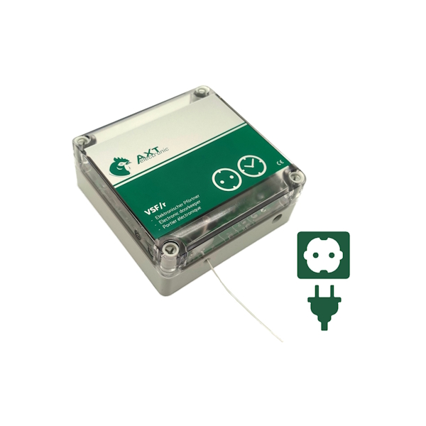 Elektronischer Pförtner VSF/r von AXT electronic im transparenten Gehäuse mit grün-silbernem Etikett. Darauf: Hahnen-Logo, Produktname, Symbole für Dämmerungssensor und Zeitschaltuhr. Weißer Draht. Steckdosen-Piktogramm.