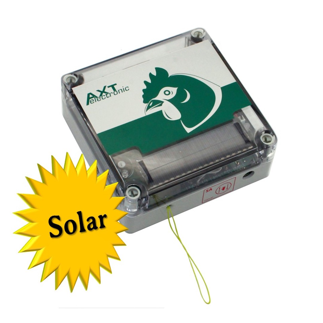 Kleines, transparentes AXT electronic Gerät mit grünem Logo (Hahnenkopf) und integriertem Solarmodul. Ein gelbes Sternsymbol mit "Solar" hebt die Solarfunktion hervor, evtl. für automatisierte Hühnerstalltüren.
