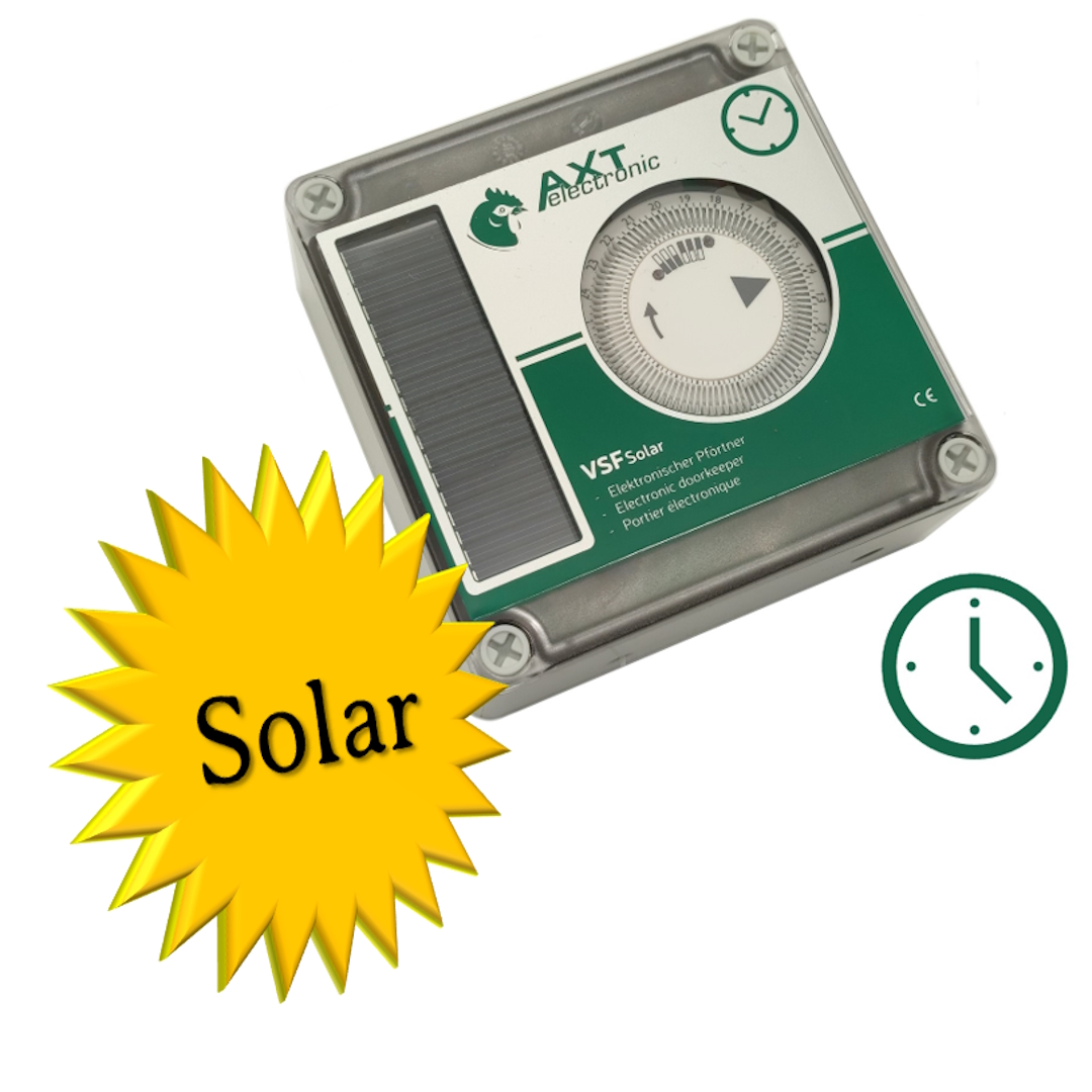 Steuereinheit für automatische Hühnerklappe im grauen Gehäuse mit grünem Etikett. Darauf: Solarpanel, AXT electronic-Logo und integrierte analoge Zeitschaltuhr zur präzisen Zeitsteuerung. Symbole betonen Solar & Uhr.