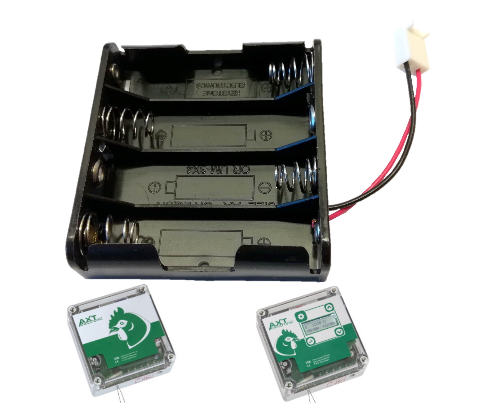 Schwarzer 4-fach Batteriehalter f�r Mignon-Batterien mit silbernen Federn und Kontaktplatten. Rotes und schwarzes Kabel f�hren zu wei�em Stecker. Darunter zwei kleine Steuerger�te mit gr�nem AXT-electronic Logo und H�hnerkopf.