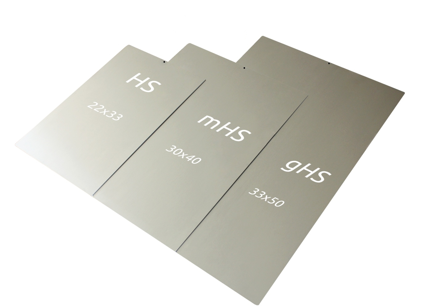 Drei übereinander liegende, rechteckige, hellgraue Aluminiumplatten als Hühnertüren/Stallschieber. Beschriftet mit 22x33cm, 30x40cm, 33x50cm sowie HS, mHS, gHS. Leicht schräg, matte Oberfläche.