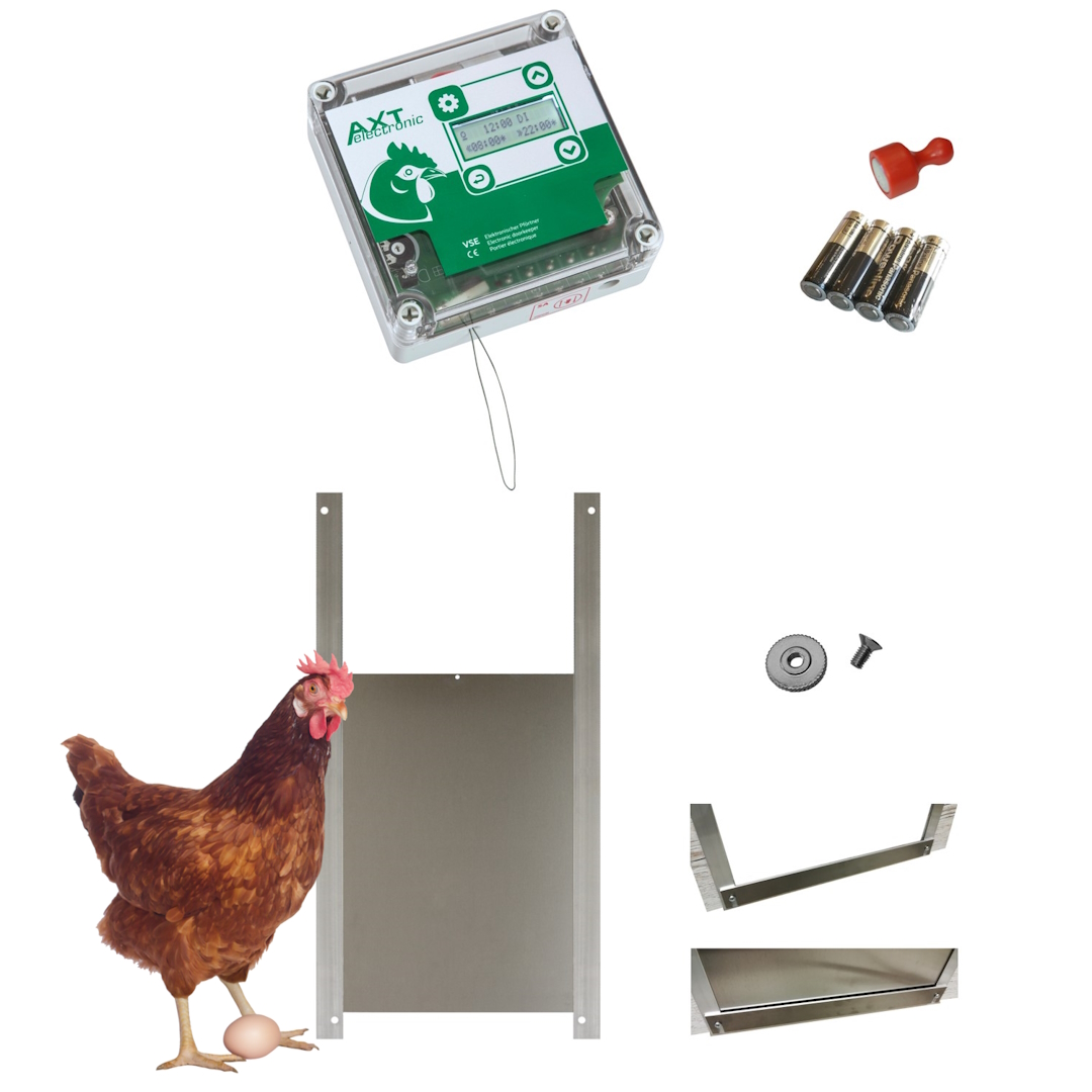 Komplettset automatische Hühnerklappe VSE: elektronischer Pförtner mit Display und Zeitfunktion, silberne Tür mit Führungsschienen, 4 AA-Batterien, roter Magnet, Befestigungsteile. Braunes Huhn mit Ei daneben.