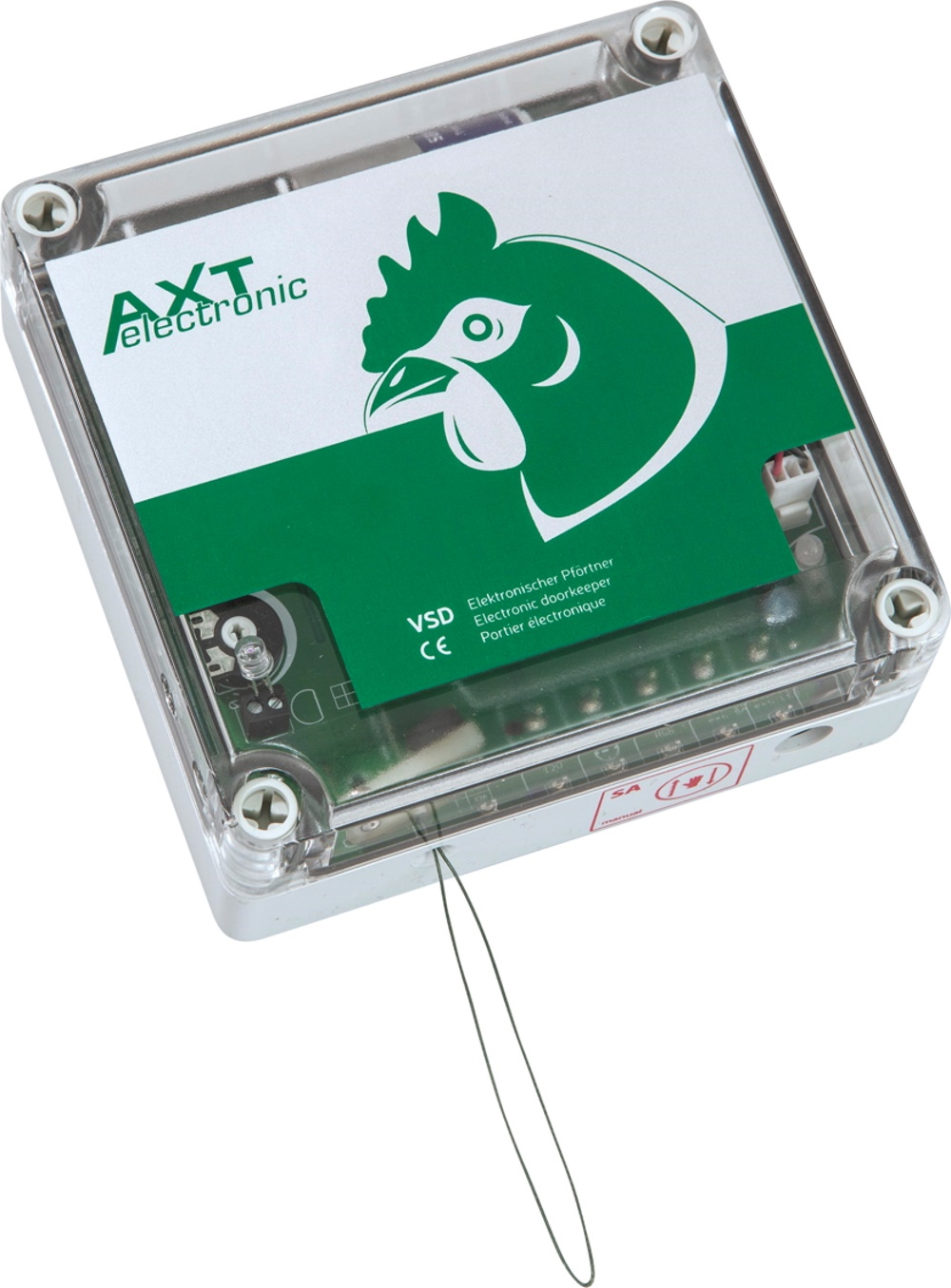 Rechteckiges VSD-Gerät für automatische Hühnerklappen mit transparentem Gehäuse. Oben das grüne AXT-electronic Logo und eine weiße Hühnersilhouette. Innen eine grüne Platine. Unten ragt ein dünner Draht heraus.