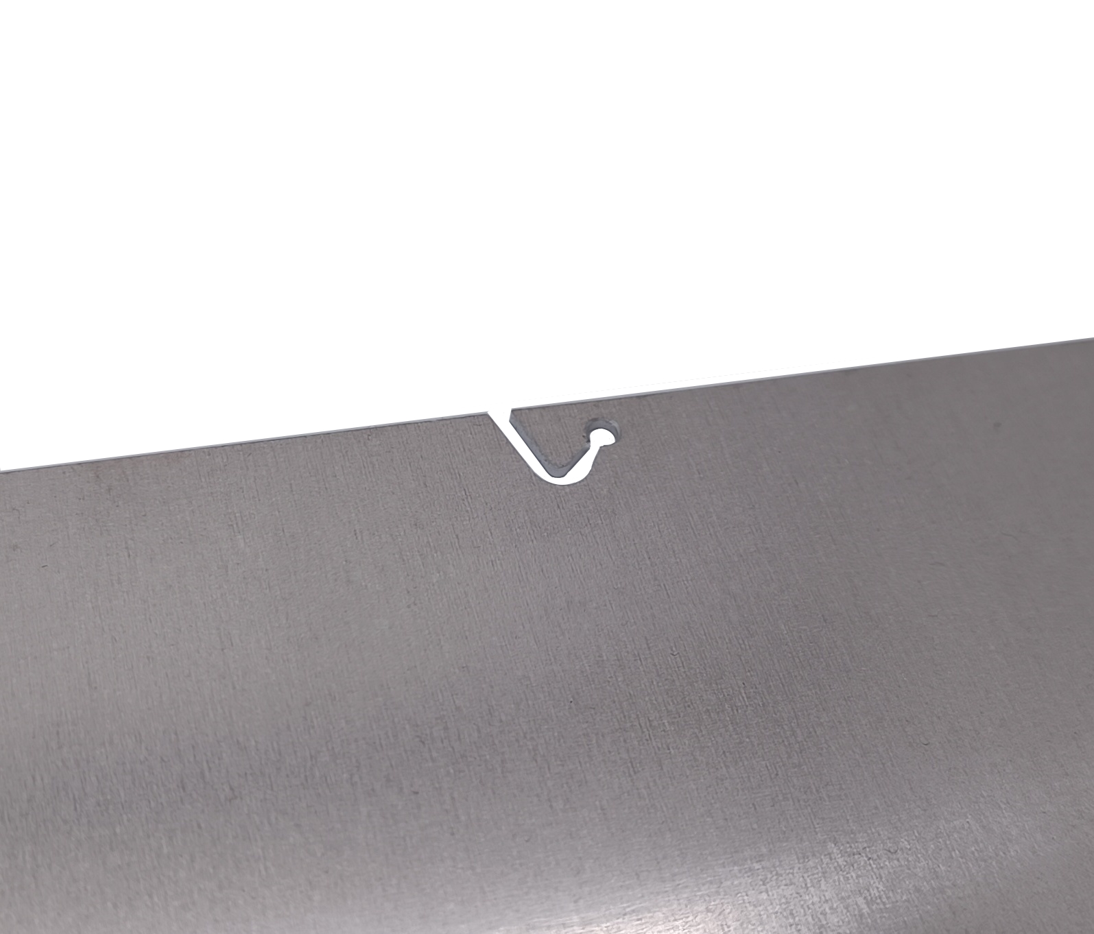 Obere Kante einer breiten Aluminium-Entenklappe mit gebürsteter Metalloberfläche. Ein markanter V-förmiger Ausschnitt führt in ein rundes Loch zur Aufnahme der Befestigungshaken. Teil des Verschlussmechanismus.
