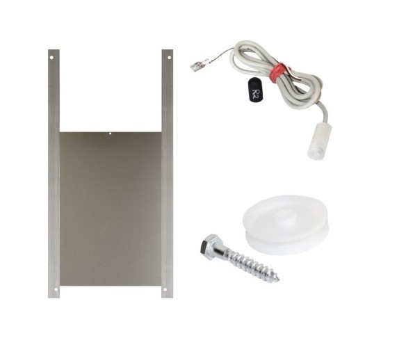 Set zur Automatisierung einer Hühnerklappe: U-förmige gebürstete Metallführung mit passender Türplatte. Daneben graues Kabel mit schwarzem Sensor und Lichtsensor, weiße Riemenscheibe und große Holzschraube auf weißem Hintergrund.