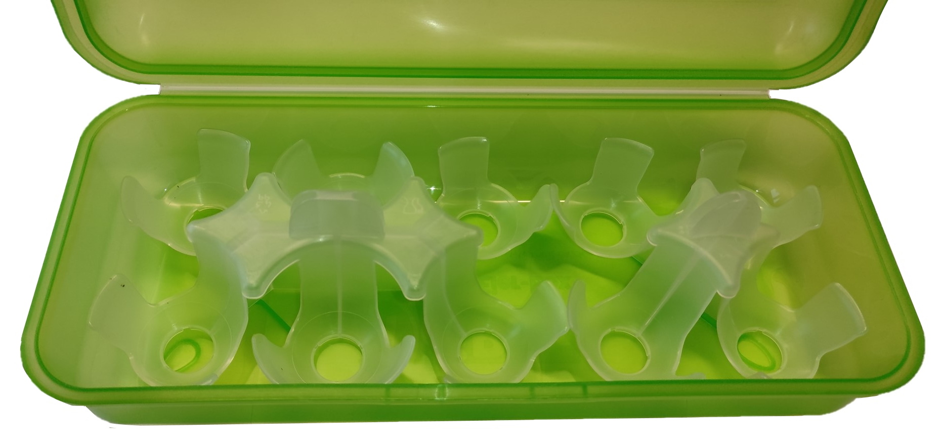 Offene, rechteckige, durchscheinend grüne Mehrweg-Eierbox der AXT-electronic Edition (MeiBox10). Enthält 10 einzelne, weiße transparente Kunststoff-Eierhalter zum sicheren Fixieren/Transport. Mit Öffnung: Eier darin kochen & servieren.