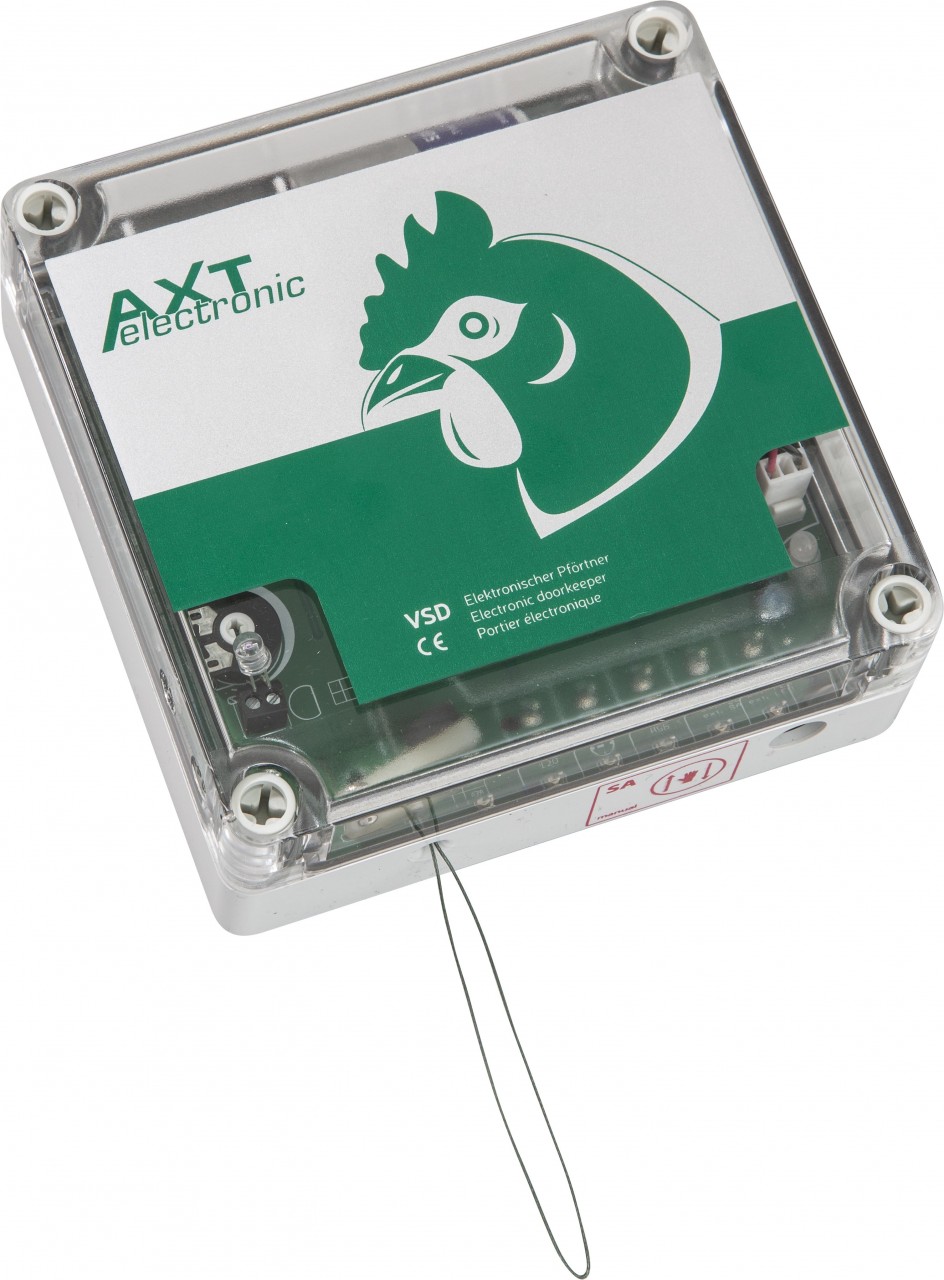 Elektronisches Gerät mit transparentem Gehäuse und silbernem Boden. Grünes/weißes Etikett mit Logo "AXT electronic" und grüner Hühnerkopfsilhouette. Text: "VSD Elektronischer Pförtner". CE. Dünne schwarze Schnur unten.
