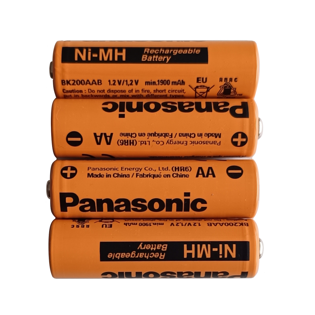 Vier orangefarbene, zylindrische AA (Ni-MH) Akkus sind horizontal gestapelt und vor weißem Hintergrund dargestellt. Auf jeder Batterie sind die Aufschrift "Panasonic", "Ni-MH Rechargeable Battery", "BK200AAB" und "1.2V min.1900 mAh" deutlich lesbar.