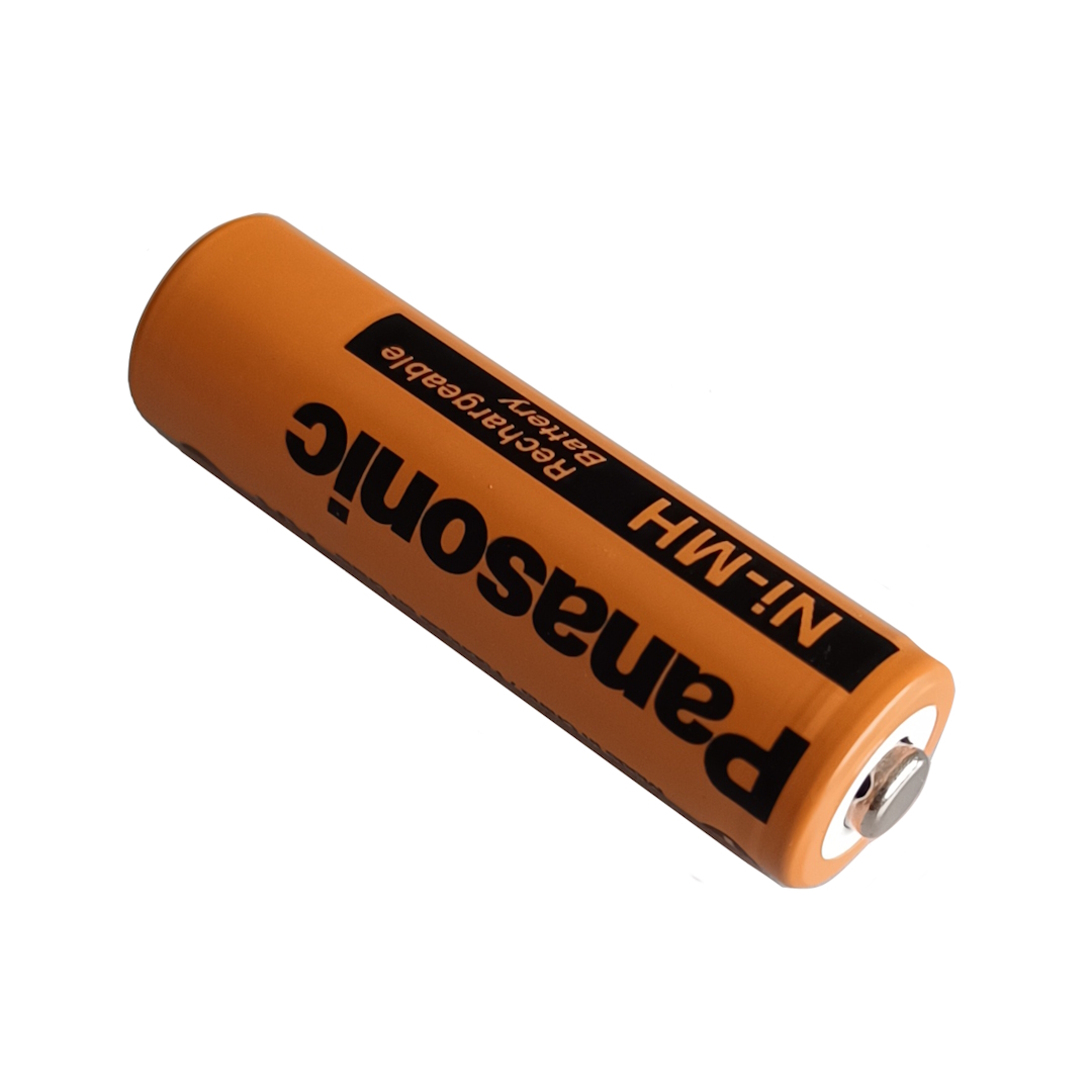 Ein orangefarbener AA-Ni-MH-Akku von Panasonic liegt schräg auf weißem Hintergrund. Aufdruck: "Panasonic", "Ni-MH" und "Rechargeable Battery" in Schwarz. Ersatzakku für elektronische Pförtner und automatische Hühnerklappen.