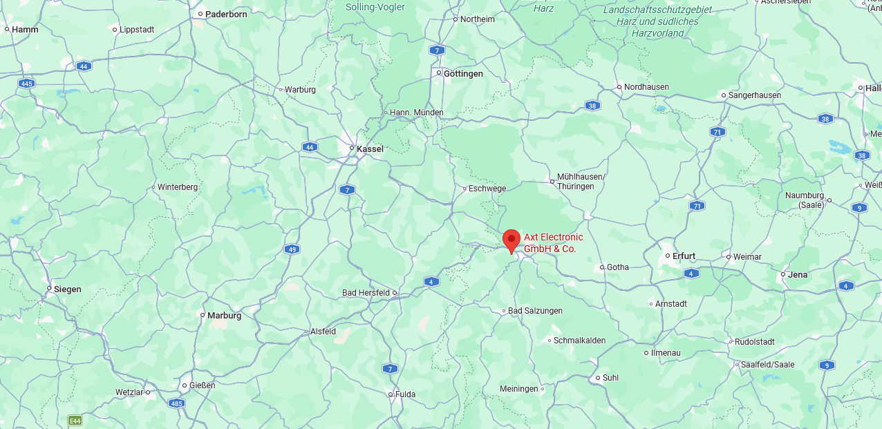 Digitale Karte von Mitteldeutschland mit Städten wie Kassel, Göttingen, Erfurt und Marburg. Autobahnen blau markiert. Roter Marker zeigt "Axt Electronic GmbH & Co." östlich Bad Hersfeld, südwestlich Eschwege.