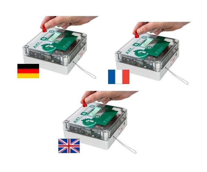 Drei Hände betätigen rote Schalter auf transparenten AXT.ino-Geräten mit Hahnen-Logo. Jedes Gerät, auf einem weißen Sockel, zeigt eine Länderflagge: Deutschland, Frankreich oder Großbritannien. Eine Schlaufe ist seitlich angebracht.
