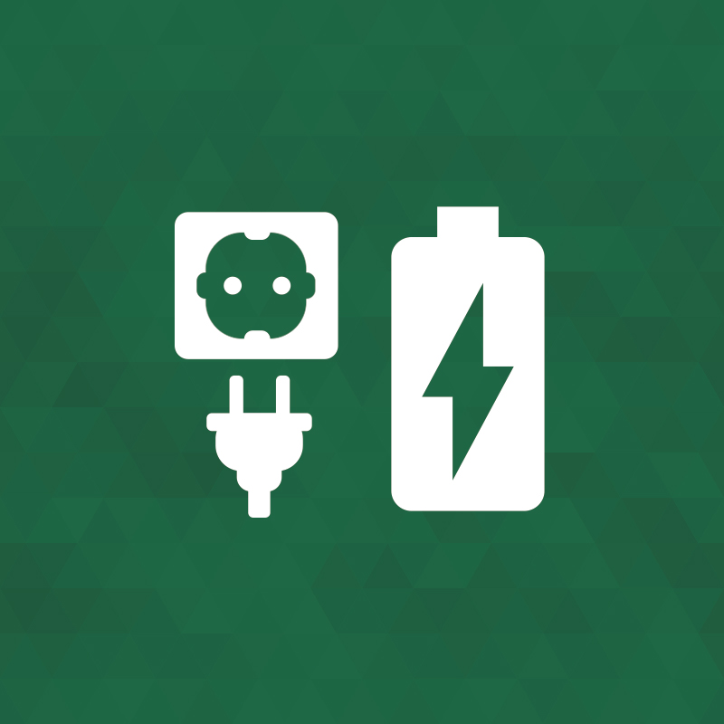 Weiße Grafik auf dunkelgrünem Hintergrund: links ein Stecker in einer Wandsteckdose. Rechts ein Batteriesymbol mit Blitz. Die Symbole verdeutlichen Stromversorgung und das Laden eines Akkus.