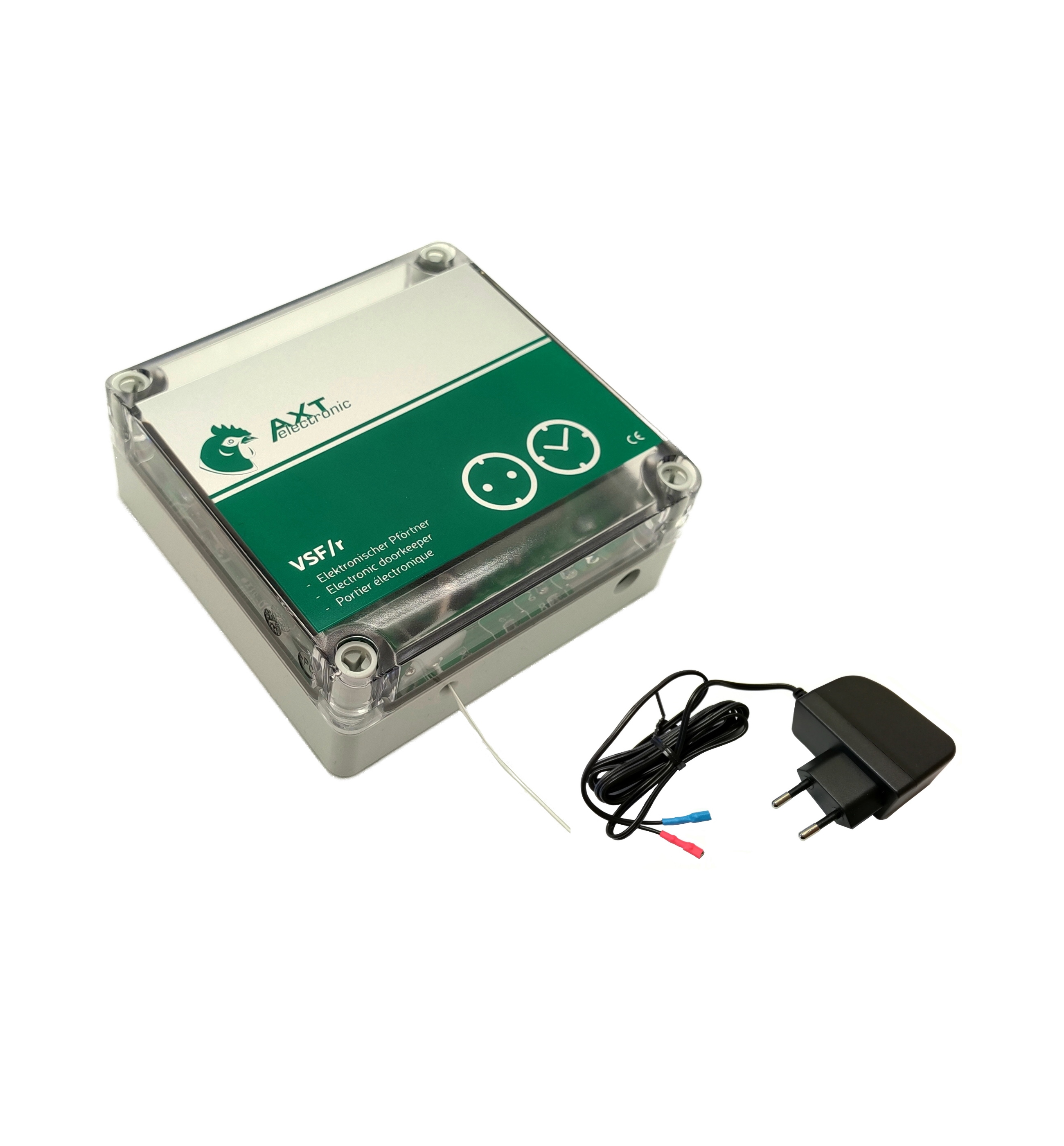 Graues, rechteckiges Elektronikgerät mit transparentem Deckel und grünem Etikett. Darauf: Hühnerlogo, "AXT electronic", "elektronischer Pförtner", Symbole für Gesicht und Uhr. Weißes Kabel, daneben schwarzes Kabel mit Steckern und Netzteil.