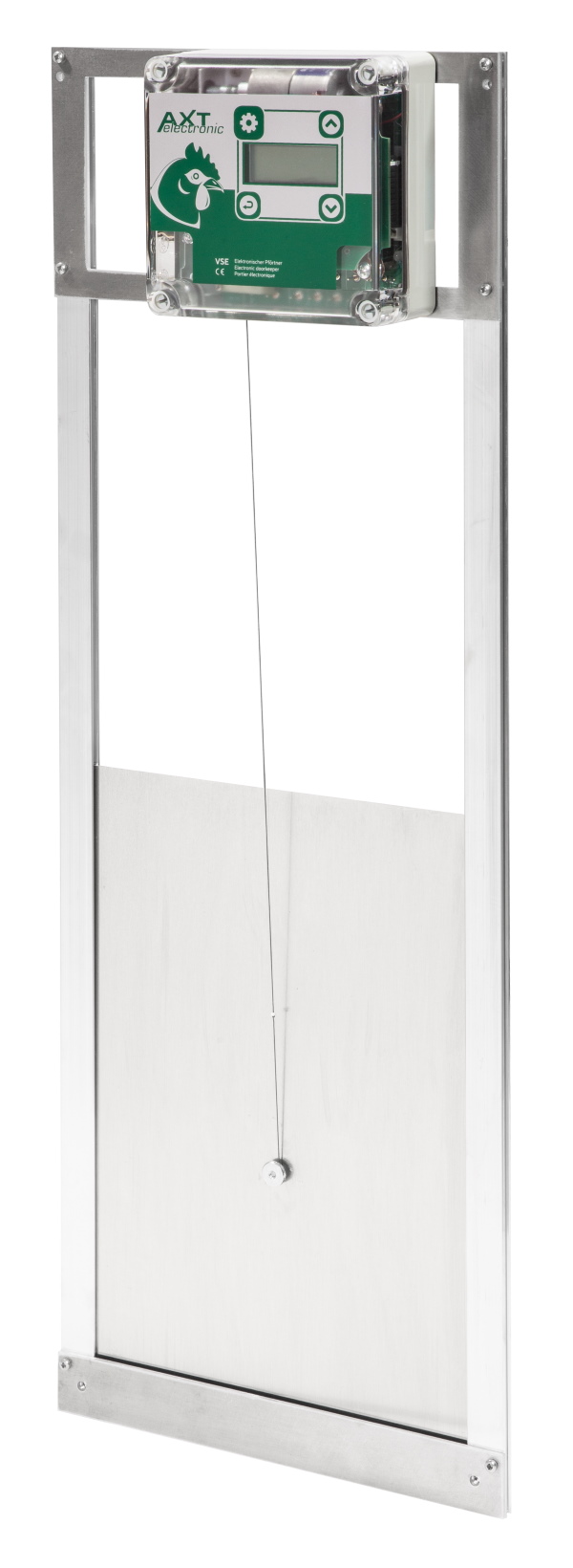 Fertig montierte automatische Hühnerklappe Kompakt-VSE mit hellgrauem Schieber im silbernen Aluminiumrahmen. Oben das Steuergerät im AXT-electronic Design mit grünem Logo, Display und Tasten. Draht verbindet Steuergerät und Schieber.