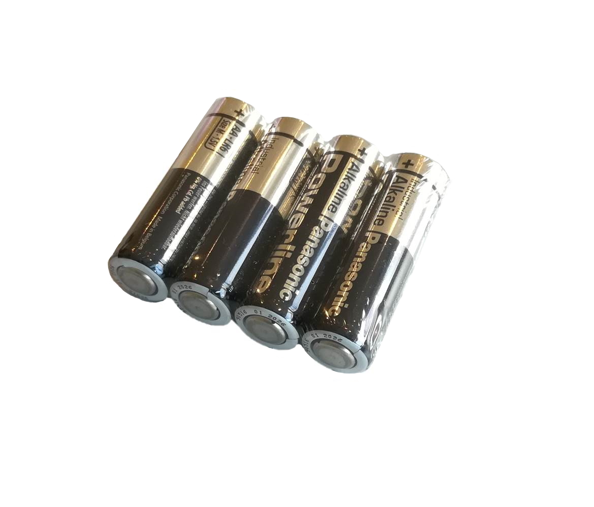 Vier Panasonic AA Alkaline Batterien in transparenter Schutzfolie liegen diagonal auf weißem Untergrund. Schwarze Zellen mit silbernen Polen, Beschriftung "AA-LR6" und "1.5V", geeignet für VSBb, VSC, VSD und VSE.