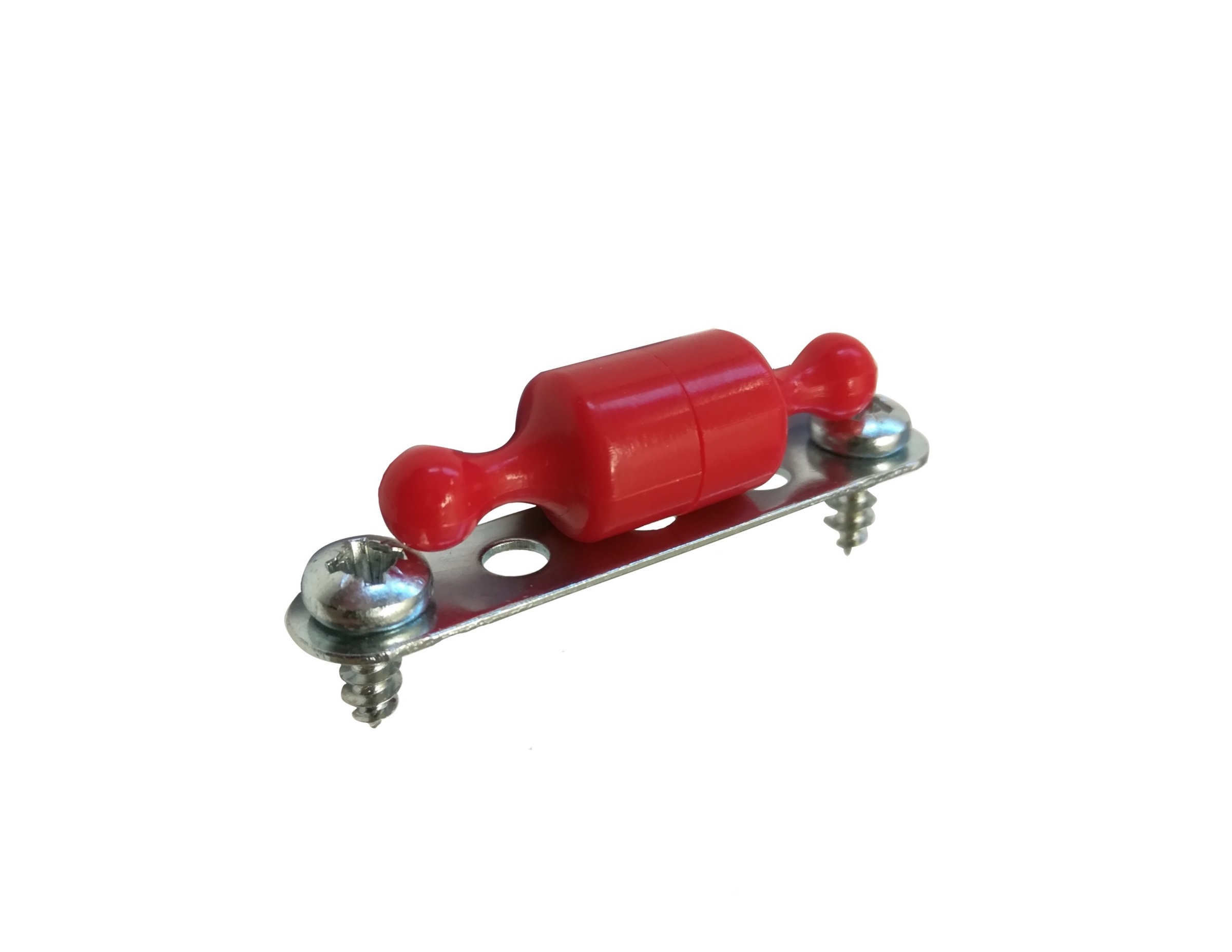 Ein roter, zylindrischer Bedienmagnet mit runden Enden ist auf einem glänzenden, silbernen Lochblech positioniert. Zwei silberne Kreuzschlitzschrauben sind durch die äußeren Löcher gesteckt und zeigen nach unten.