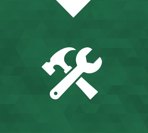Weiße Ikone aus Hammer und Schraubenschlüssel, diagonal gekreuzt: Hammer oben links, Schraubenschlüssel unten rechts, steht für Werkzeuge und Service. Dunkelgrüner Hintergrund mit dezentem geometrischem Muster und weißem Dreieck oben mittig.