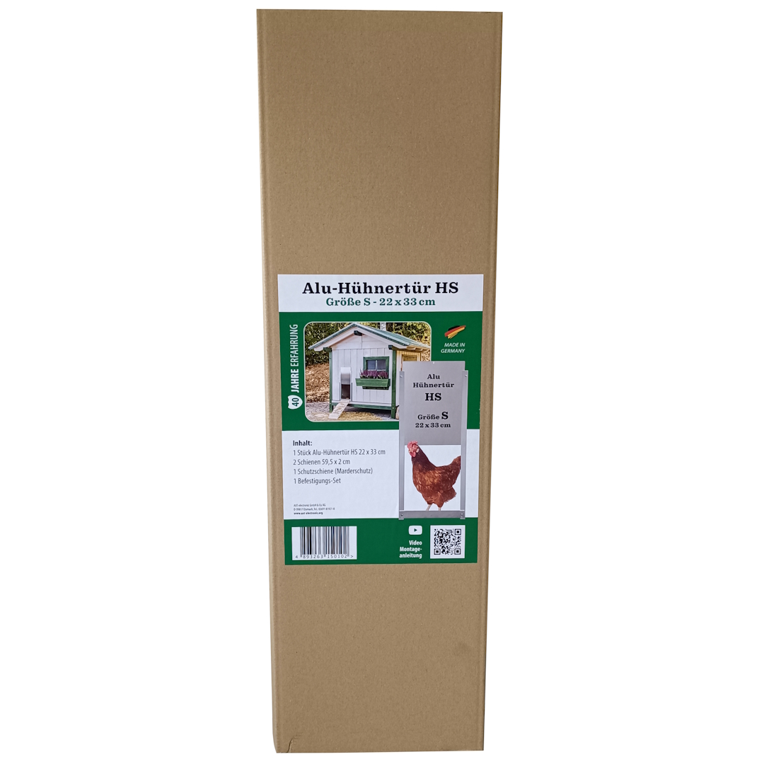 Hochformatige braune Kartonverpackung für eine Alu-Hühnertür Größe S (22x33 cm). Etikett zeigt einen weißen Hühnerstall mit grünem Blumenkasten und brauner Henne. Listet Inhalt auf und enthält QR-Code zur Montageanleitung.
