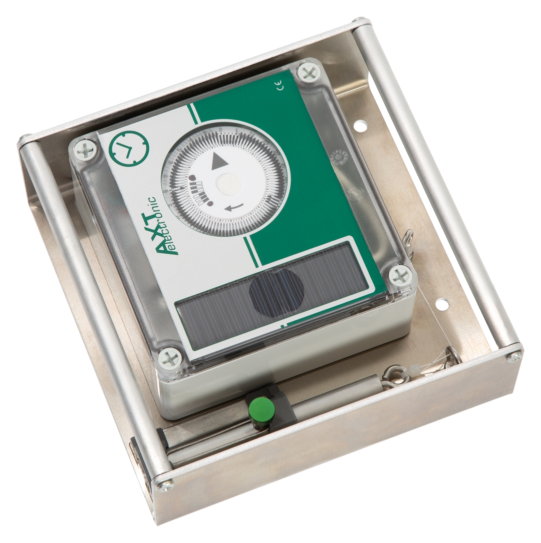 Weidetor Öffner BZ1 im oberen Bereich eines robusten Alu-Gehäuses. Grünes und weißes Gerät mit Zeitschaltuhr, Logo "AXT electronic" und Solarpanel. Darunter metallischer Riegelverschluss mit grünem Knopf und Feder.