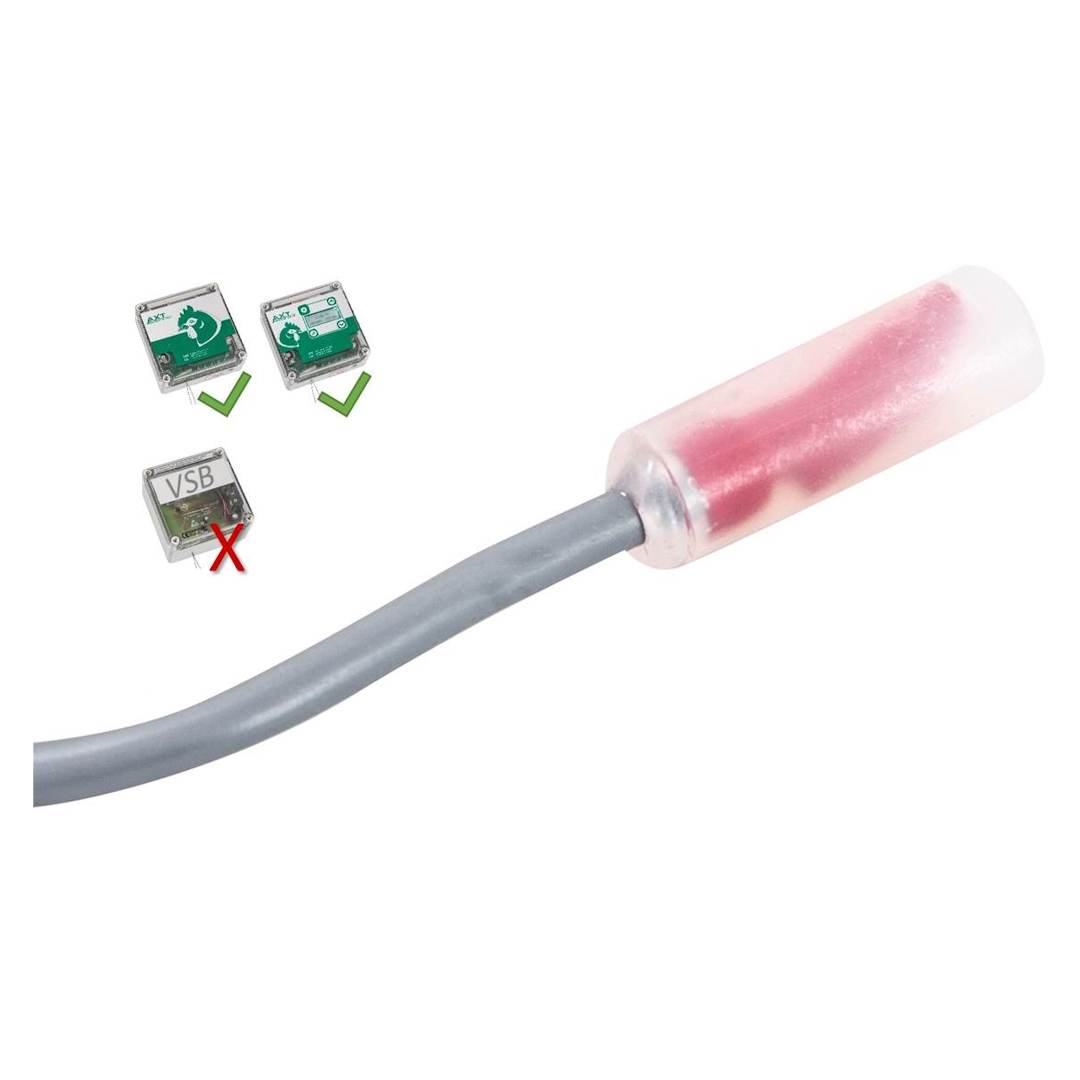 Ein graues Kabel, das in einen zylindrischen, durchscheinenden Sensor mit roter Füllung übergeht. Im Hintergrund links sind zwei grüne AXT-Module mit Haken für Kompatibilität und ein graues VSB-Modul mit rotem X für Inkompatibilität.