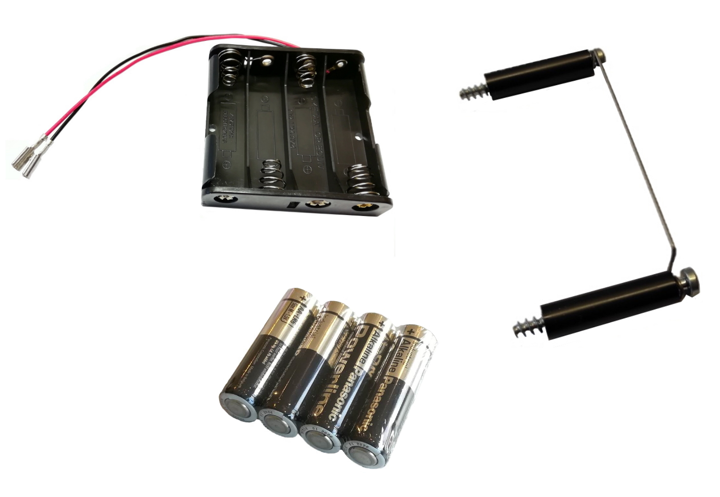 Umrüst-Set für VSB auf Batteriebetrieb: schwarzer Batteriehalter für 4 AA mit roten/schwarzen Kabeln, 4 Panasonic Alkaline AA-Batterien und Montagehalterung mit 2 schwarzen Zylindern, Metallstange und Schraubgewinden.