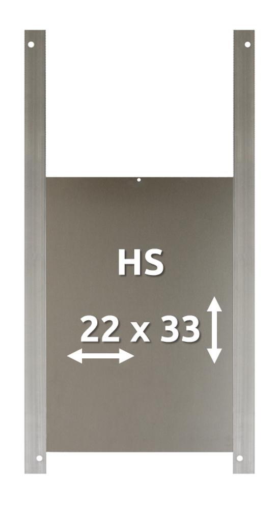 Silbriger, rechteckiger Aluminiumschieber für eine Hühnertür, montiert zwischen zwei schmalen, vertikalen Führungsschienen. Aufschrift „HS“, Maßangaben „22 x 33“ mit Pfeilen für Breite/Höhe. Oben und unten je Montageloch. Größe S.