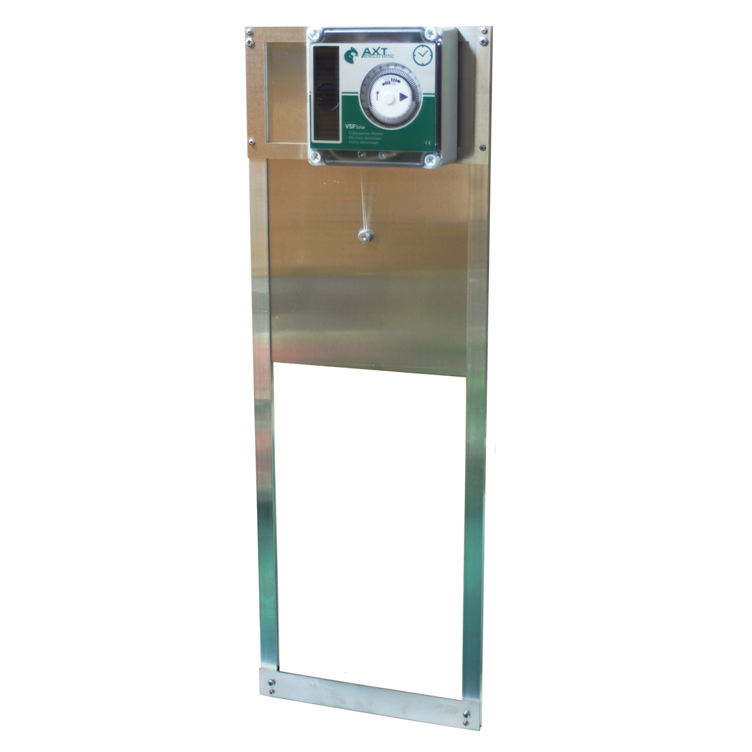 Vormontierte automatische Hühnerklappe aus gebürstetem Edelstahl. Oben grüne Steuerung mit integrierter mechanischer Zeitschaltuhr und Solarzelle, die den Edelstahlschieber betätigt. Teilweise geöffnet.