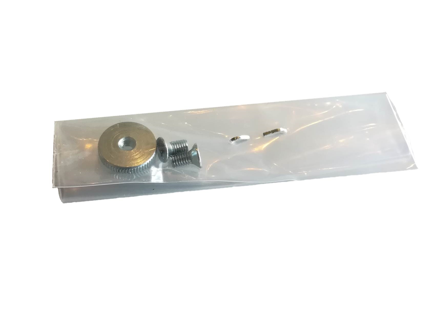 Transparenter Beutel mit Metallteilen zur Montage von Schieberblech/Pförtner: eine gerändelte Rändelmutter, zwei silberne Schrauben mit Flachkopf und zwei sehr kleine, glänzende Stifte. Dienen als Verbinder/Montagehilfe.